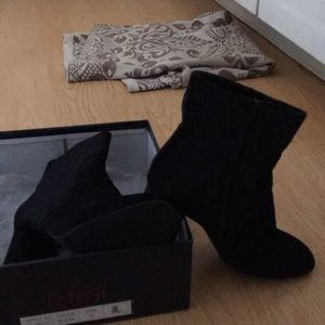 Ankle suede blank boots with edging in suede.